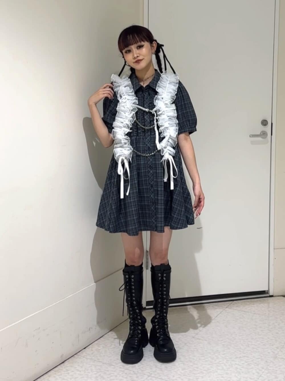 ブラック系のブーツ、ブルー系のワンピース、ホワイト系のベルトを着用したレディースの夏コーディネートの1枚目の写真
