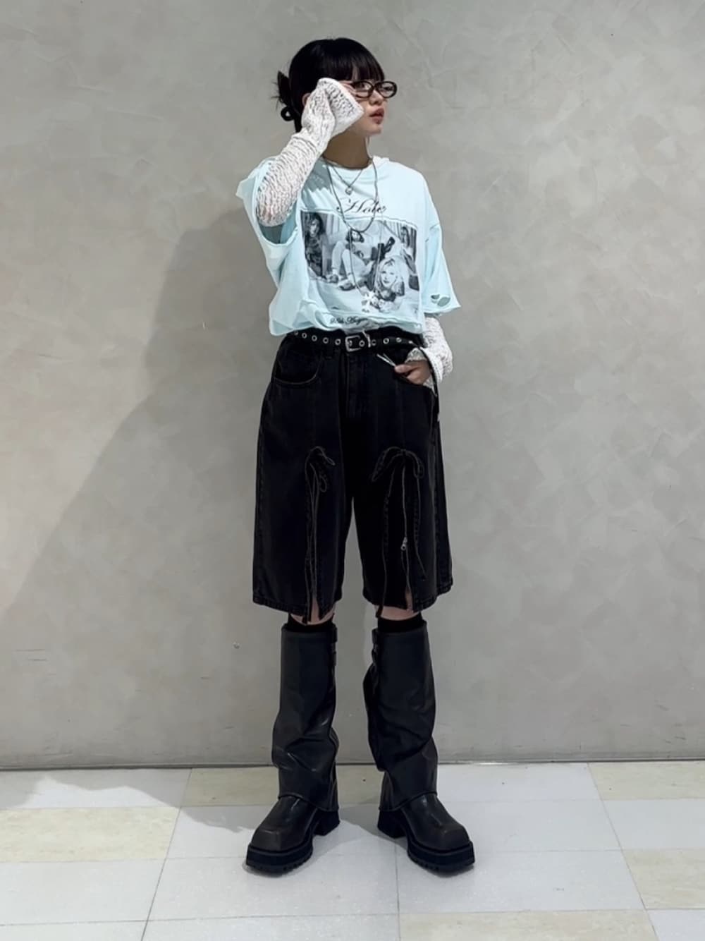 ブラック系のブーツ、ブルー系のデニムパンツ、ホワイト系のTシャツ/カットソーを着用したレディースの秋コーディネートの1枚目の写真