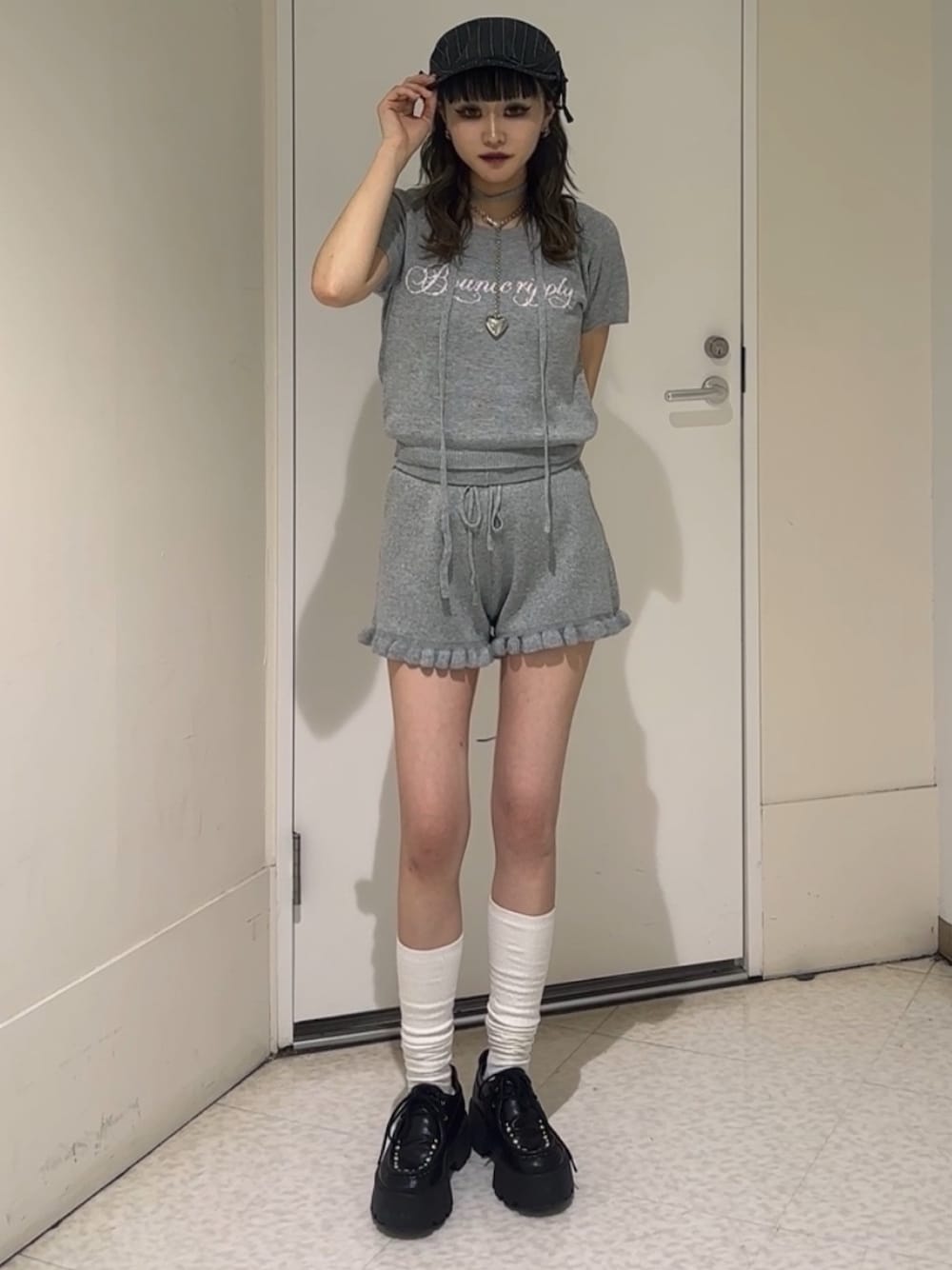 ブルー系のローファー、グレー系のその他パンツ、グレー系のTシャツ/カットソーを着用したレディースの春コーディネートの1枚目の写真