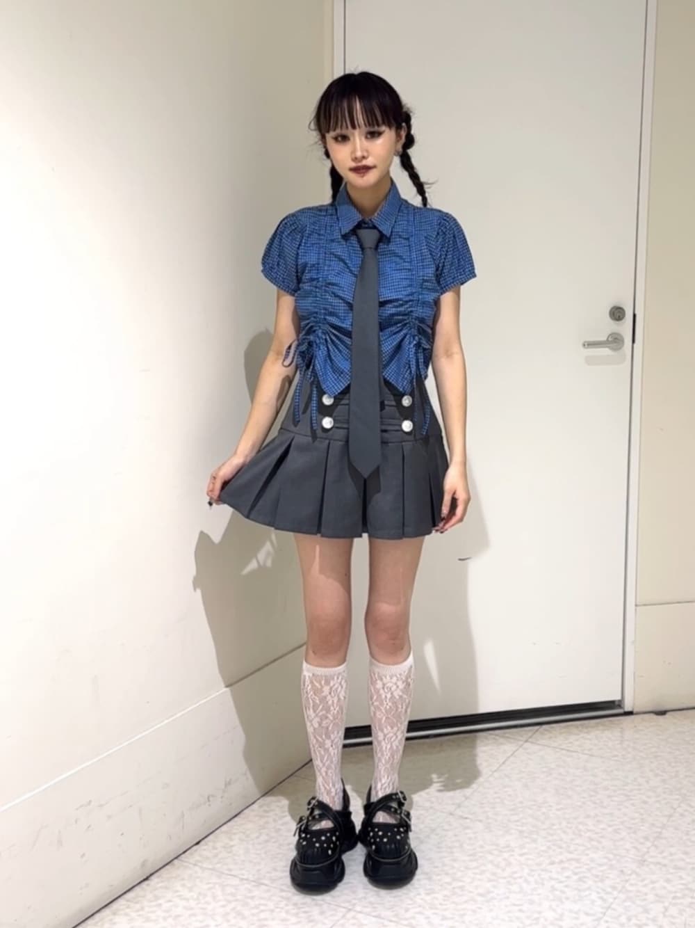 ブラック系のサンダル、グレー系のスカート、ブルー系のシャツ/ブラウスを着用したレディースの夏コーディネートの1枚目の写真