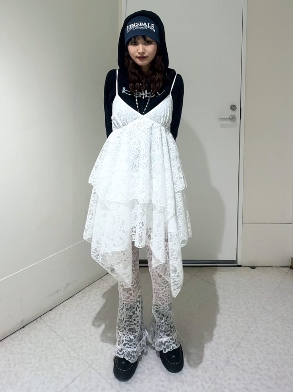 ホワイト系のその他パンツ、イエロー系のパーカー、ホワイト系のワンピースを着用したレディースの冬コーディネートの1枚目の写真