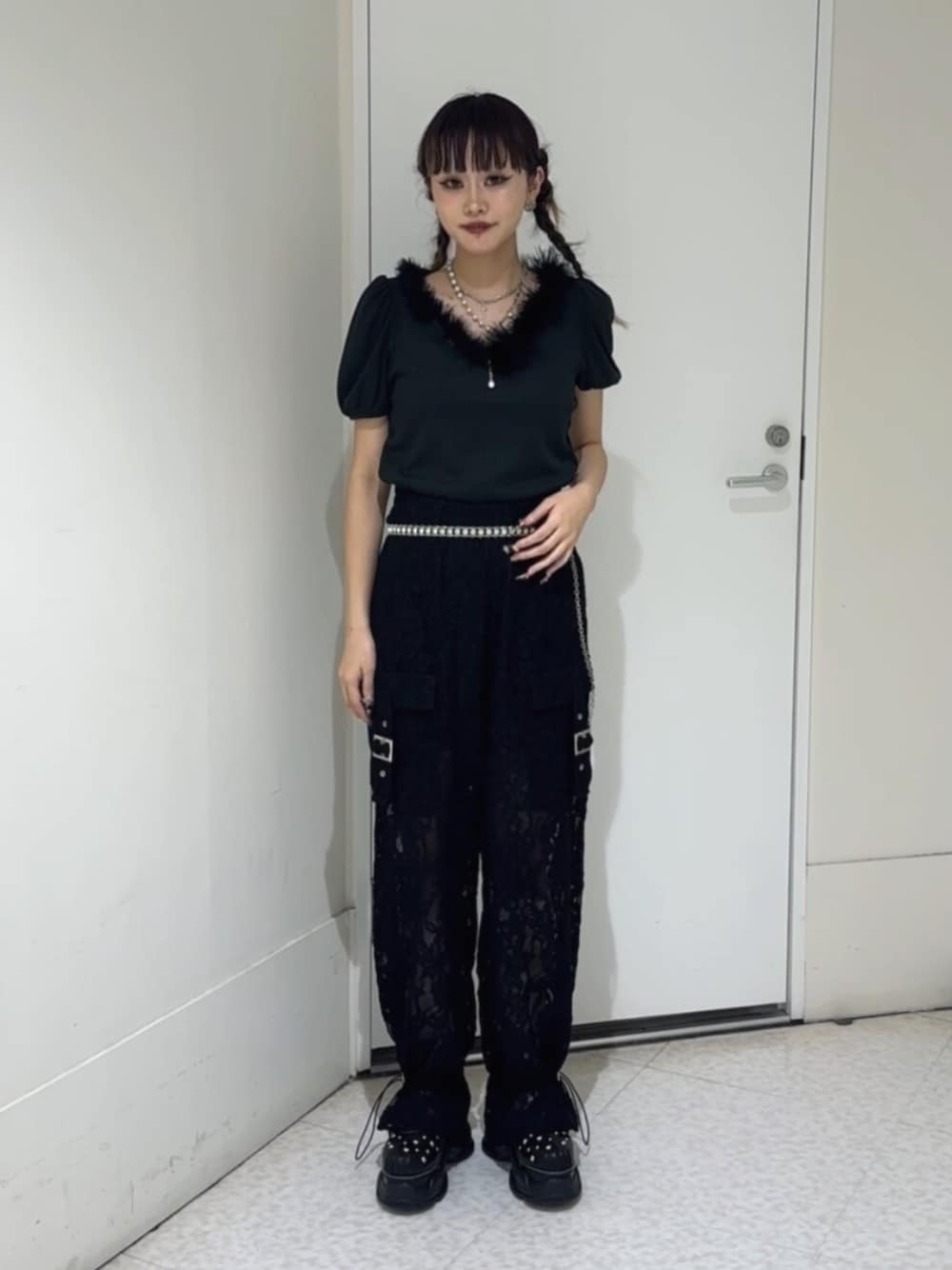 ブラック系のサンダル、ブラック系のその他パンツ、ブラック系のTシャツ/カットソーを着用したレディースの夏コーディネートの1枚目の写真