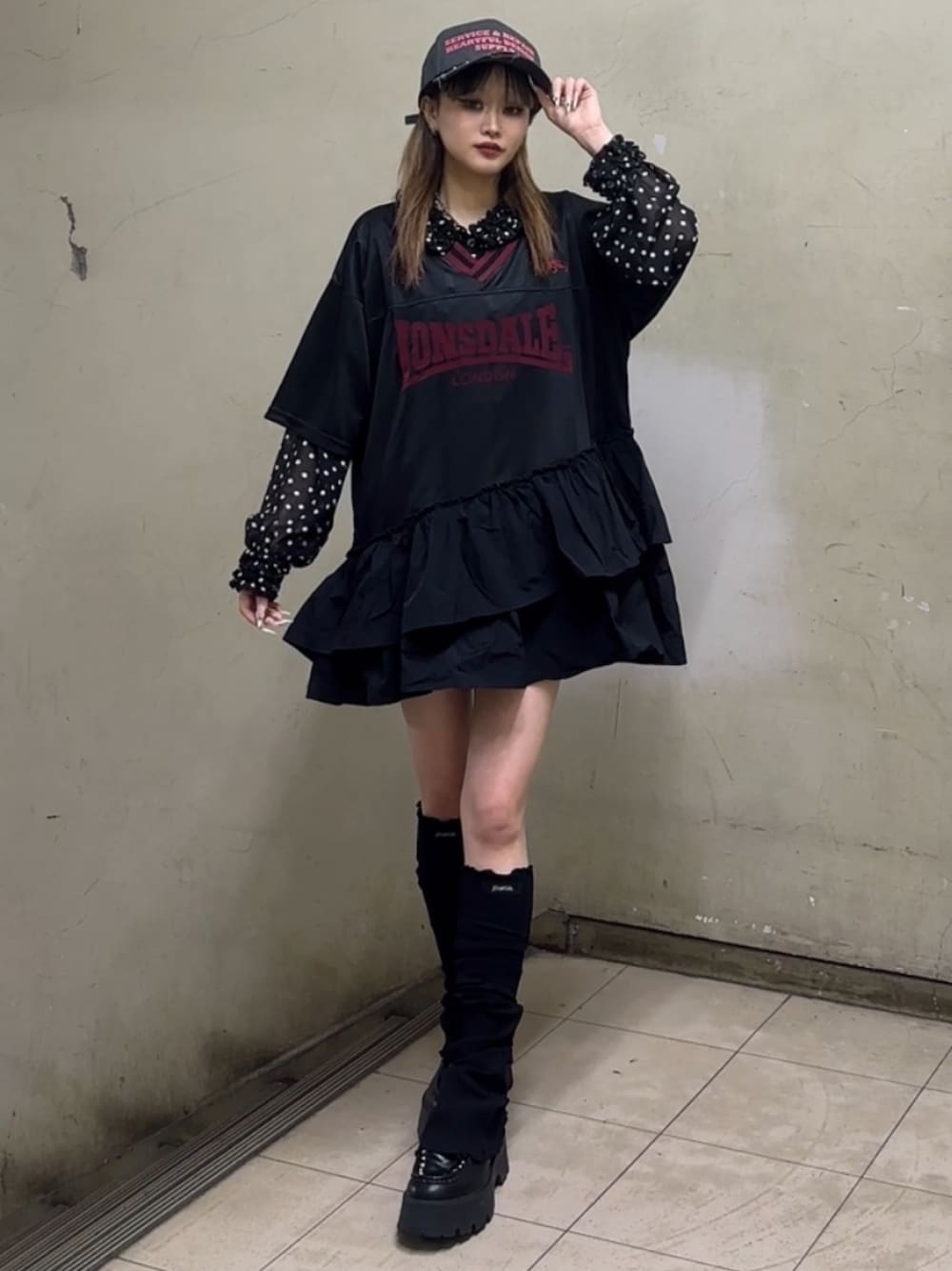 ブルー系のローファー、ブラック系のワンピース、ブラック系のシャツ/ブラウスを着用したレディースの春コーディネートの1枚目の写真