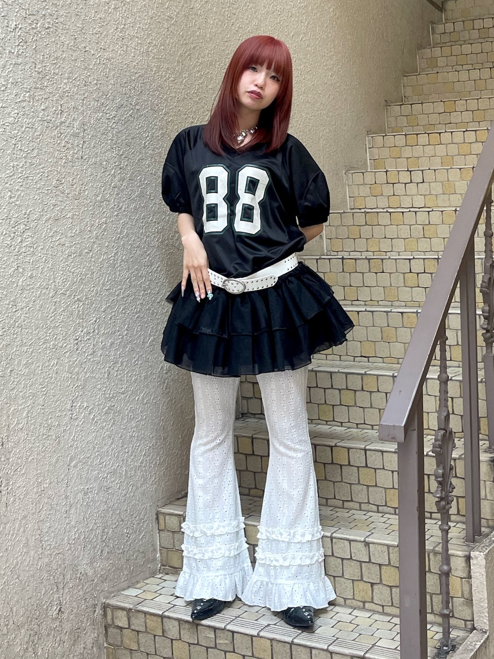 ホワイト系のワンピース、ホワイト系のその他パンツ、ブラック系のパンプスを着用したレディースの春コーディネートの1枚目の写真