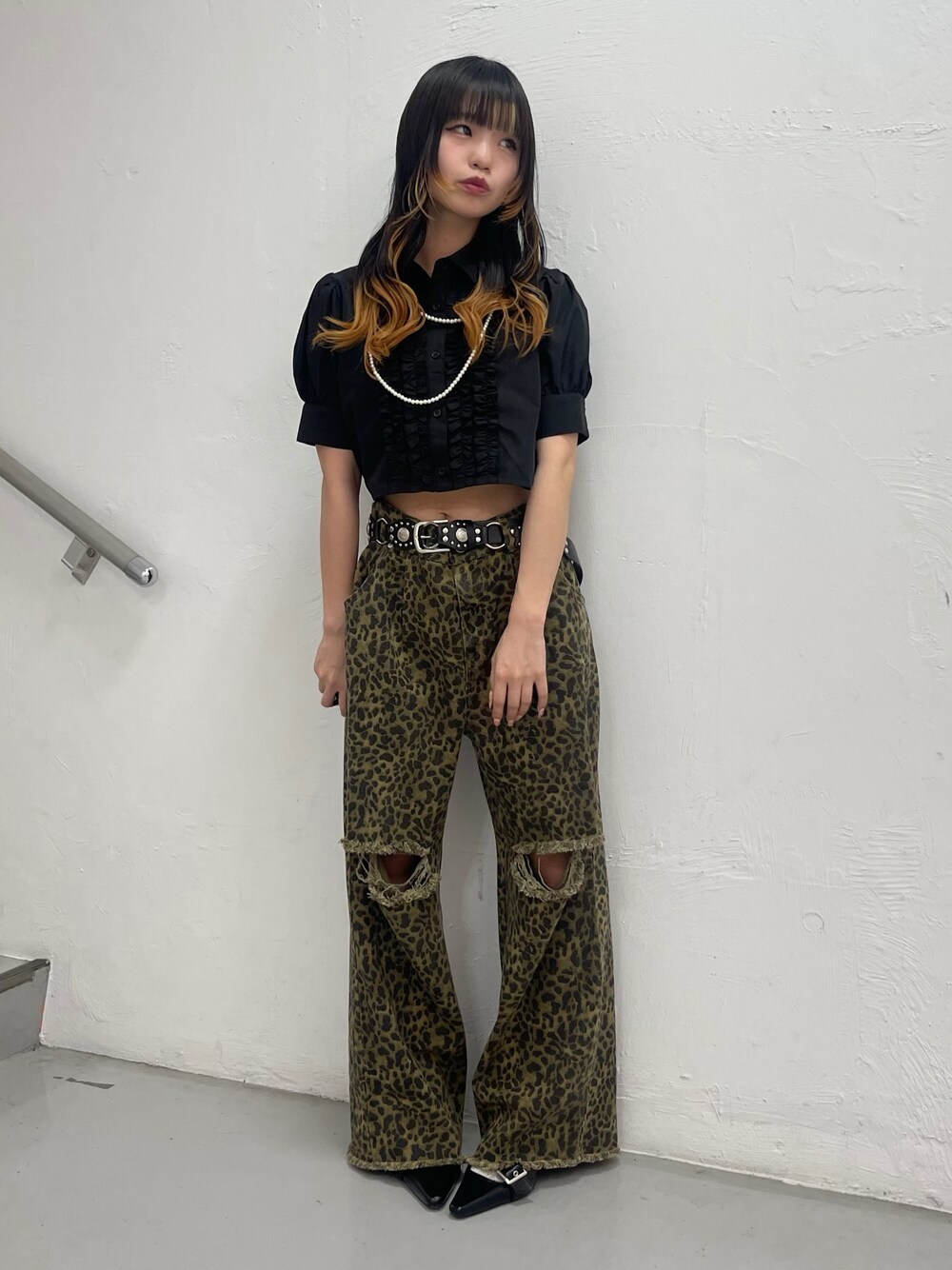 ブラウン系のその他パンツ、ブラック系のシャツ/ブラウス、ブラック系のパンプスを着用したレディースの夏コーディネートの1枚目の写真