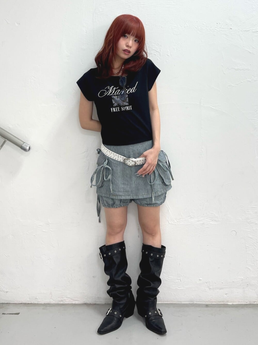 ブラック系のブーツ、ブラック系のTシャツ/カットソー、ブラック系のデニムパンツを着用したレディースの春コーディネートの1枚目の写真