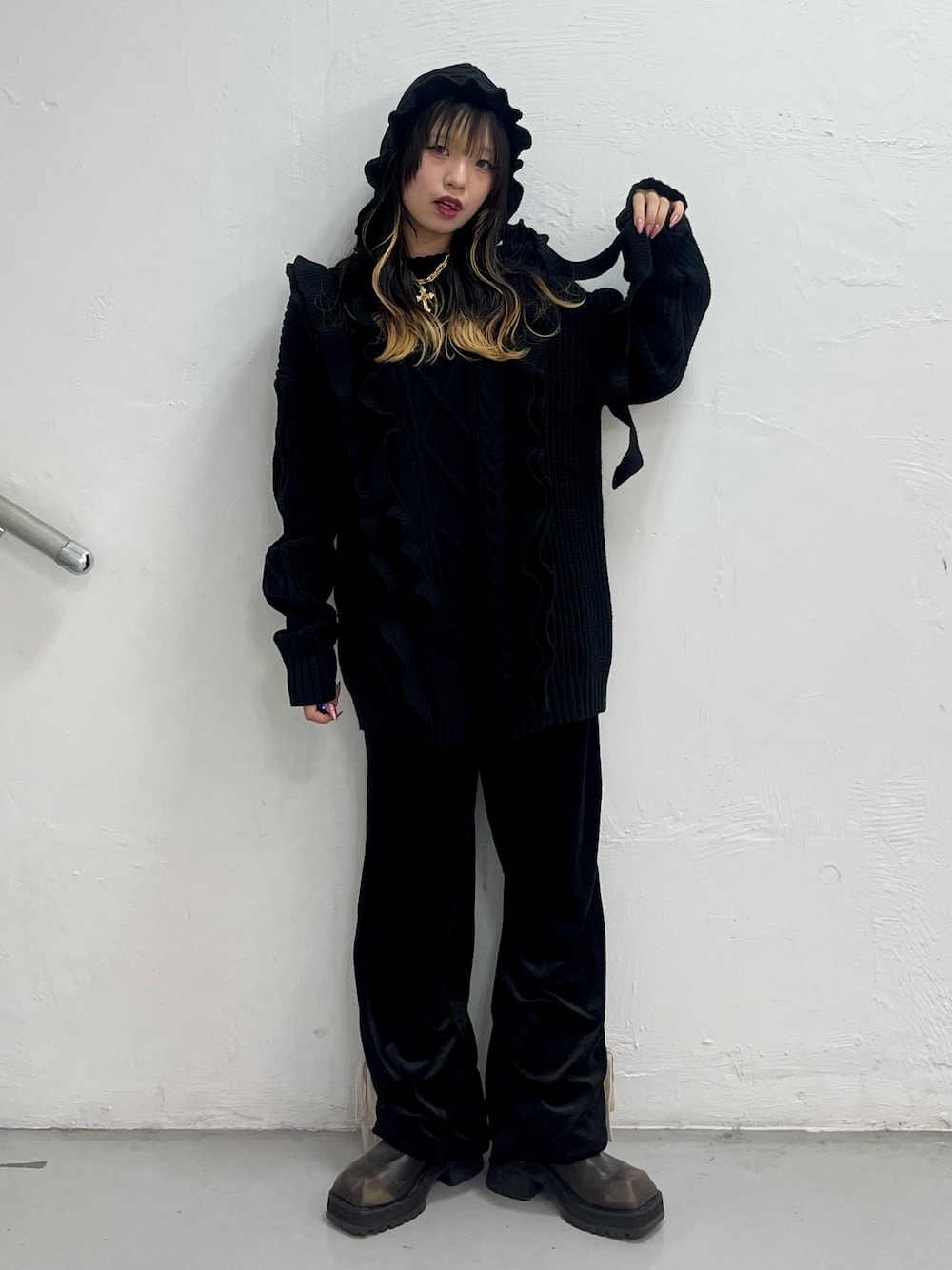 ブラック系のニット/セーター、ブラック系のその他パンツ、ブラック系のニットキャップ/ビーニーを着用したレディースの秋コーディネートの1枚目の写真