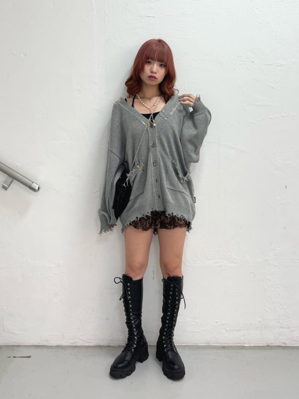 ブラウン系のその他パンツ、ブラック系のブーツ、グレー系のカーディガン/ボレロを着用したレディースの秋コーディネートの1枚目の写真