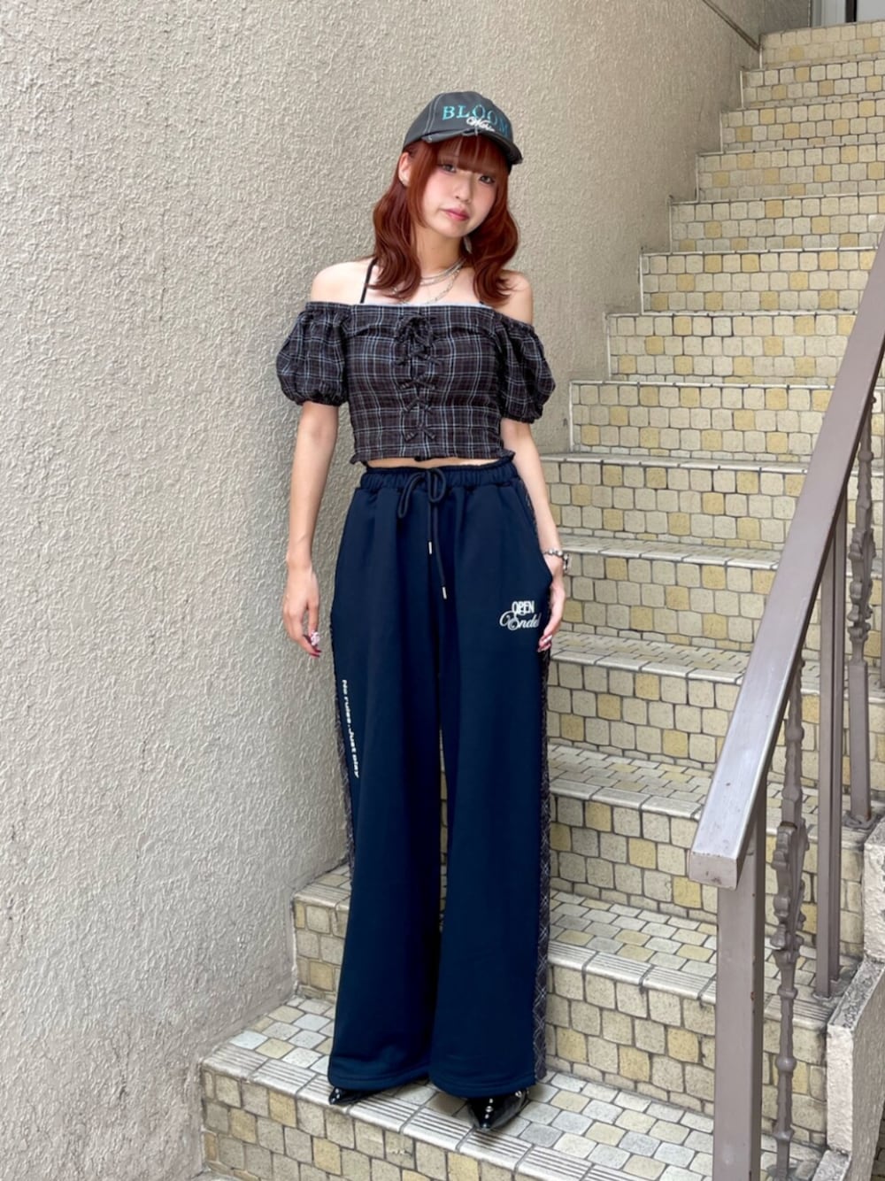 ブラック系のパンプス、ブラウン系のシャツ/ブラウス、ブルー系のその他パンツを着用したレディースの夏コーディネートの1枚目の写真