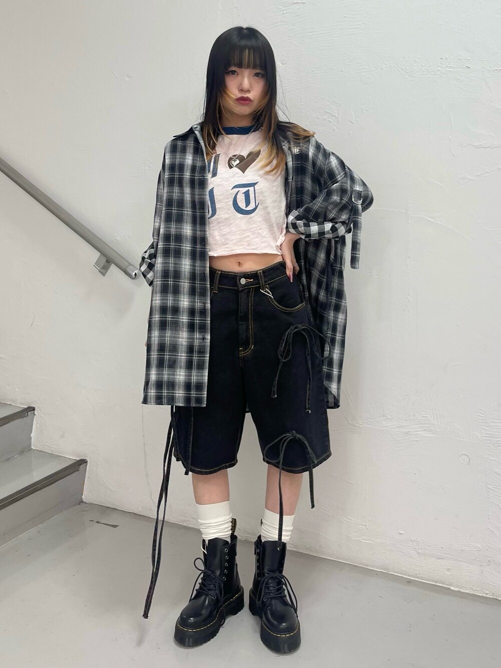 ブラック系のデニムパンツ、ピンク系のTシャツ/カットソー、ブラック系のシャツ/ブラウスを着用したレディースの春コーディネートの1枚目の写真