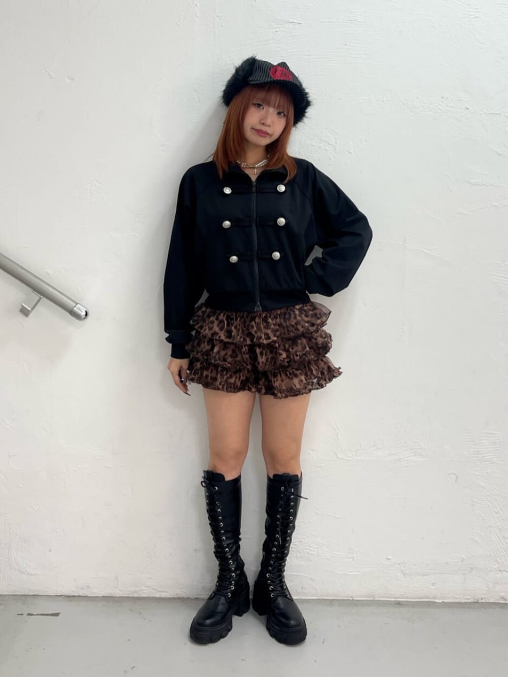 ブラウン系のその他パンツ、ブラック系のブーツ、ブラック系のその他アウターを着用したレディースの秋コーディネートの1枚目の写真