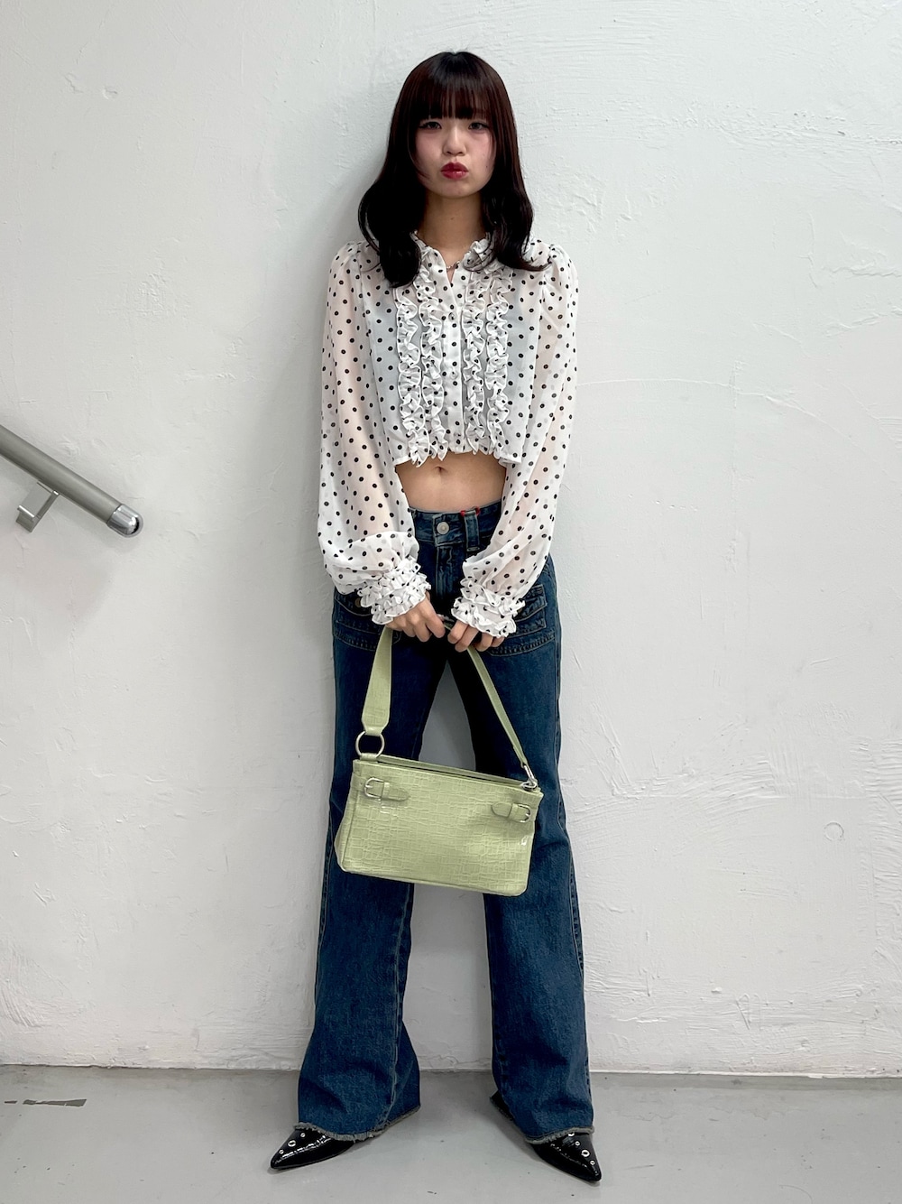 ホワイト系のシャツ/ブラウス、ブルー系のデニムパンツ、グリーン系のハンドバッグを着用したレディースの春コーディネートの1枚目の写真
