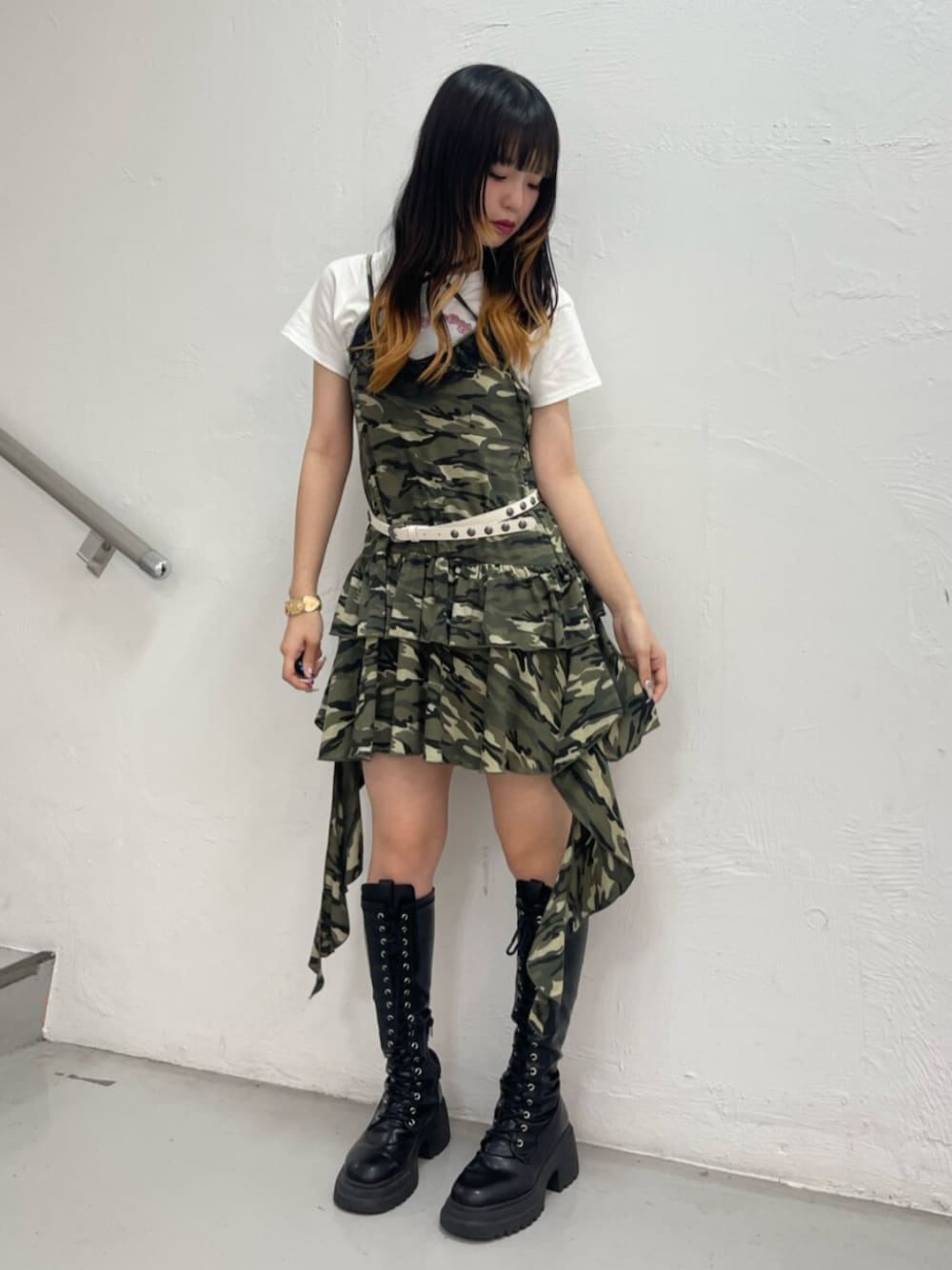 ブラック系のブーツ、グリーン系のワンピース、ホワイト系のTシャツ/カットソーを着用したレディースの夏コーディネートの1枚目の写真