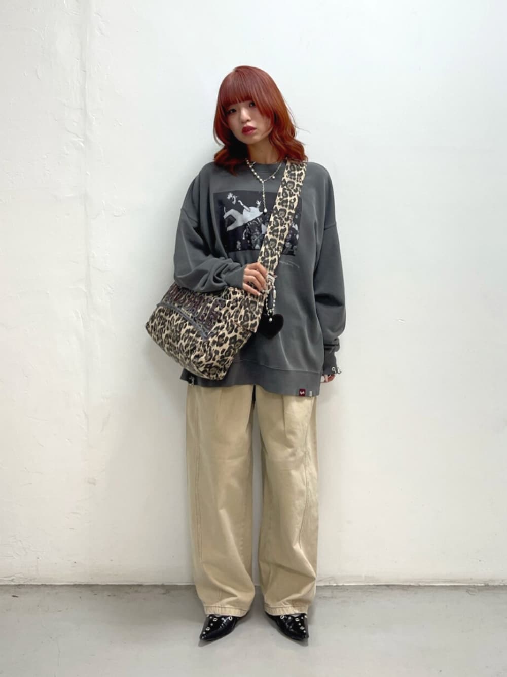 ブラック系のTシャツ/カットソー、ベージュ系のデニムパンツ、ブラウン系のショルダーバッグを着用したレディースの秋コーディネートの1枚目の写真