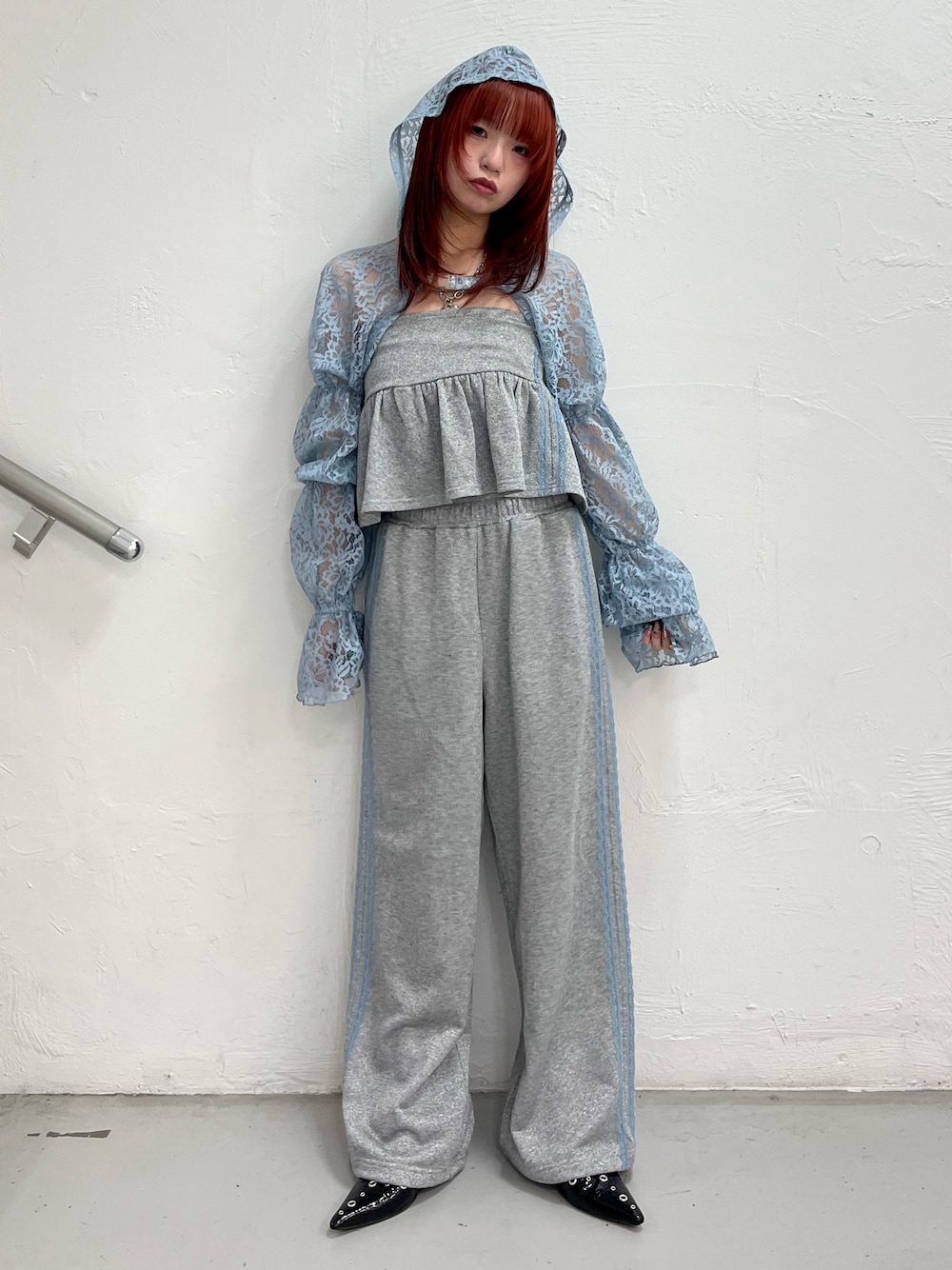 ブルー系のカーディガン/ボレロ、グレー系のその他パンツ、グレー系のキャミソールを着用したレディースの春コーディネートの1枚目の写真