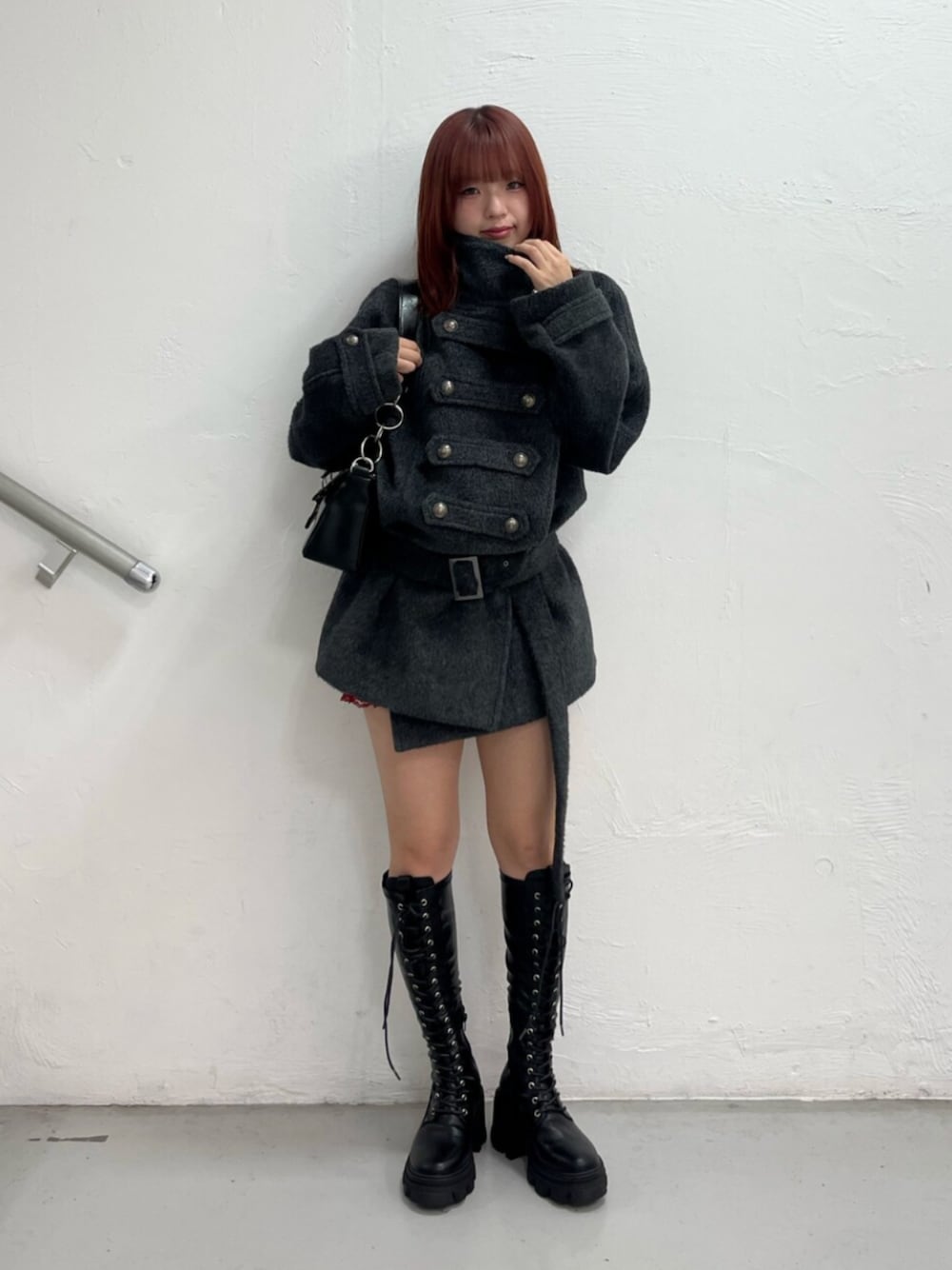 レッド系のその他パンツ、グレー系のその他アウター、ブラック系のハンドバッグを着用したレディースの夏コーディネートの1枚目の写真