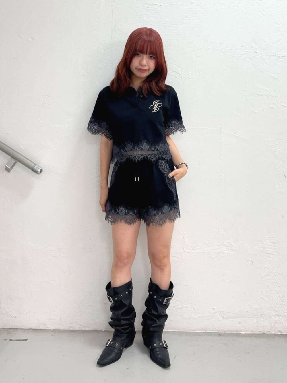 ブルー系のTシャツ/カットソー、ブルー系のその他パンツを着用したレディースの夏コーディネートの1枚目の写真