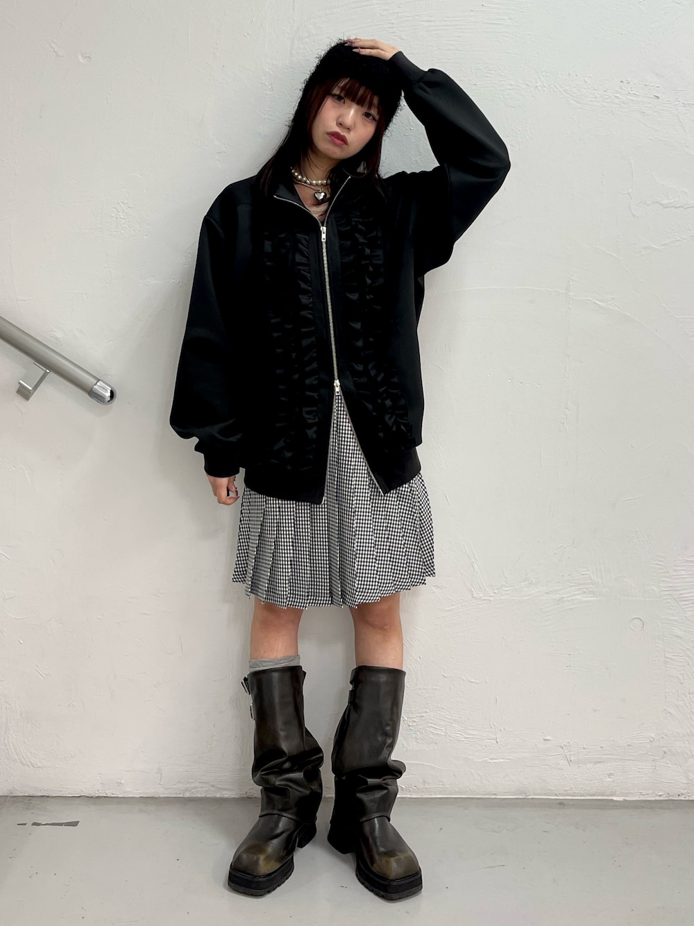 ブラック系のジャージ、その他のスカート、シルバー系のネックレスを着用したレディースの冬コーディネートの1枚目の写真