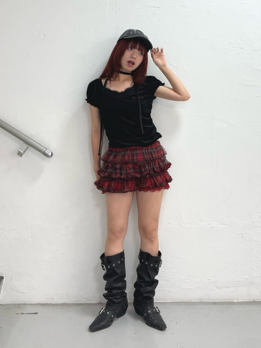 レッド系のその他パンツ、ブラック系のブーツ、ブラック系のTシャツ/カットソーを着用したレディースの夏コーディネートの1枚目の写真