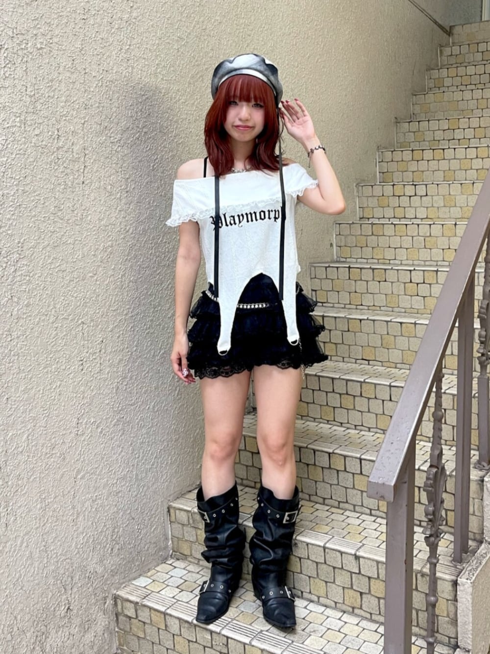 ブラック系のその他パンツ、ブラック系のブーツ、ホワイト系のTシャツ/カットソーを着用したレディースの夏コーディネートの1枚目の写真