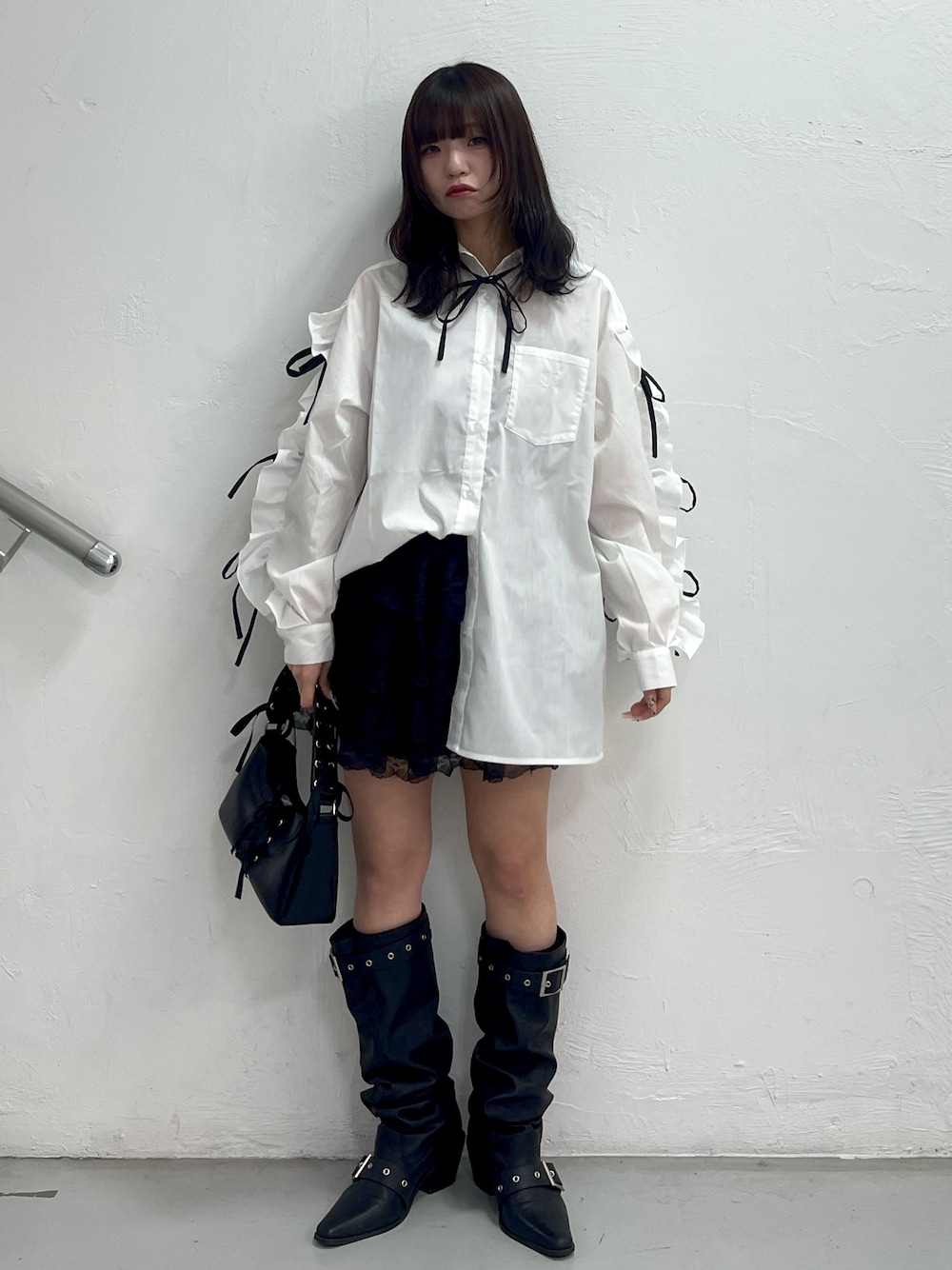 ホワイト系のシャツ/ブラウス、ホワイト系のその他パンツ、ブラック系のブーツを着用したレディースの春コーディネートの1枚目の写真