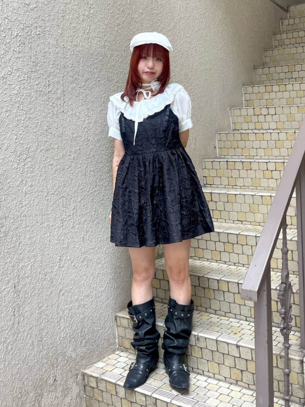ブラック系のブーツ、ブラック系のワンピース、ホワイト系のシャツ/ブラウスを着用したレディースの夏コーディネートの1枚目の写真