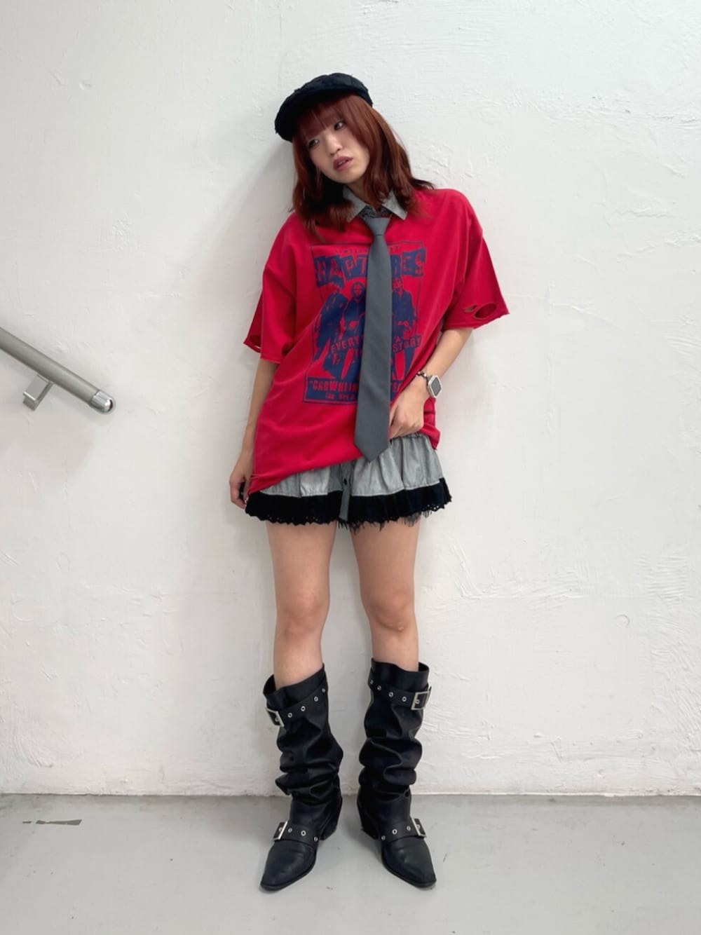 ブラック系のブーツ、レッド系のTシャツ/カットソー、ブラック系のシャツ/ブラウスを着用したレディースの夏コーディネートの1枚目の写真
