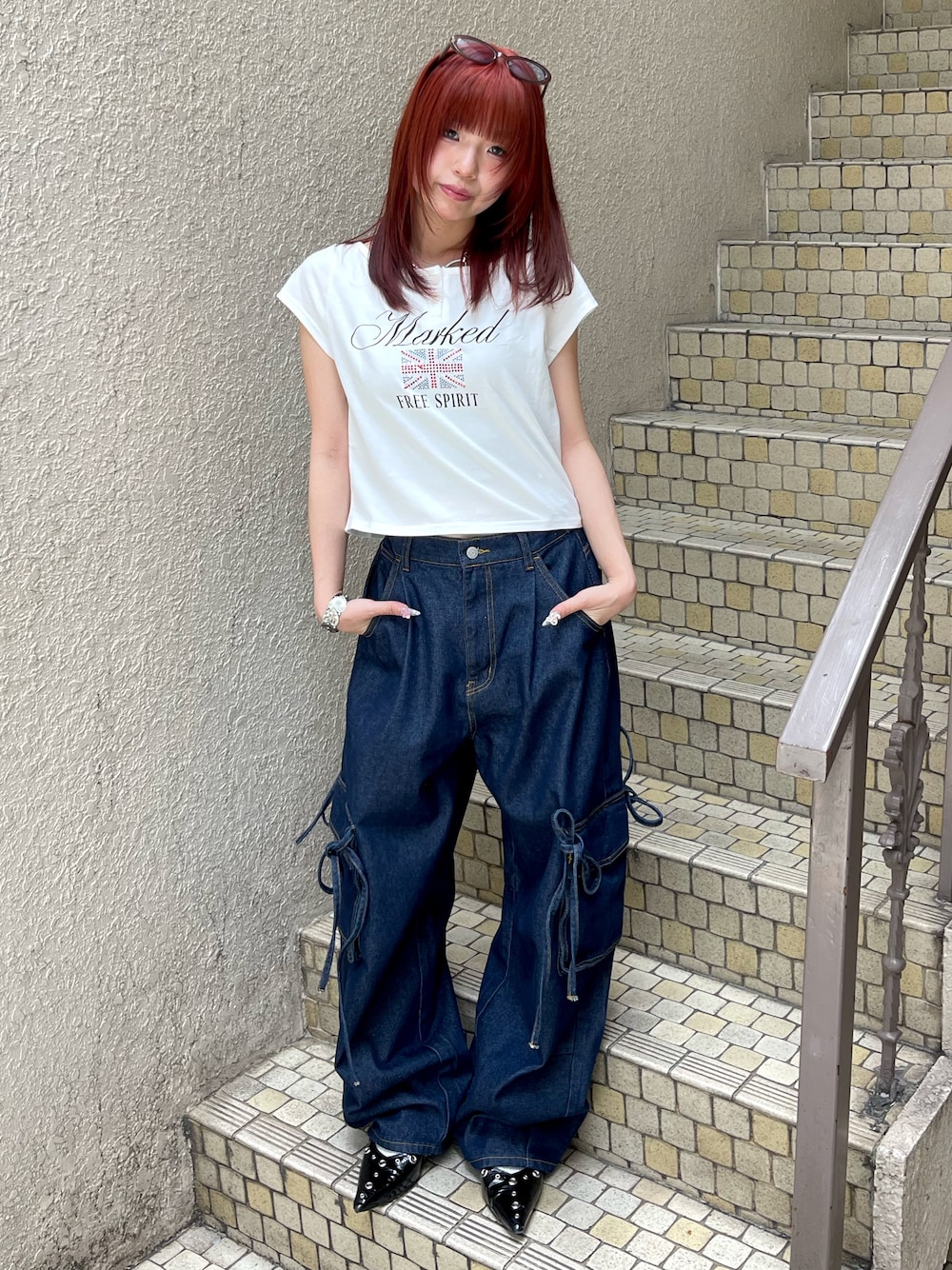 ブルー系のデニムパンツ、ホワイト系のTシャツ/カットソー、ブラック系のパンプスを着用したレディースの春コーディネートの1枚目の写真