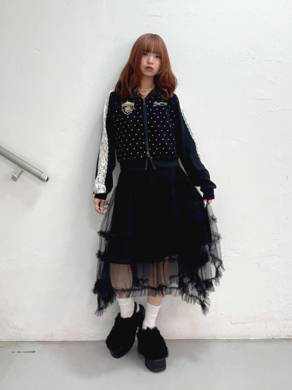 ブラック系のサンダル、ブラック系のTシャツ/カットソー、ブラック系のスカートを着用したレディースの夏コーディネートの1枚目の写真