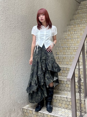 ホワイト系のシャツ/ブラウス、ベージュ系のスカート、ブラック系のブーツを着用したレディースの夏コーディネートの1枚目の写真