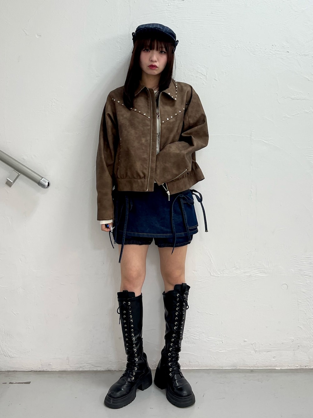 ブラウン系のブルゾン、ブルー系のデニムパンツ、ホワイト系のTシャツ/カットソーを着用したレディースの春コーディネートの1枚目の写真