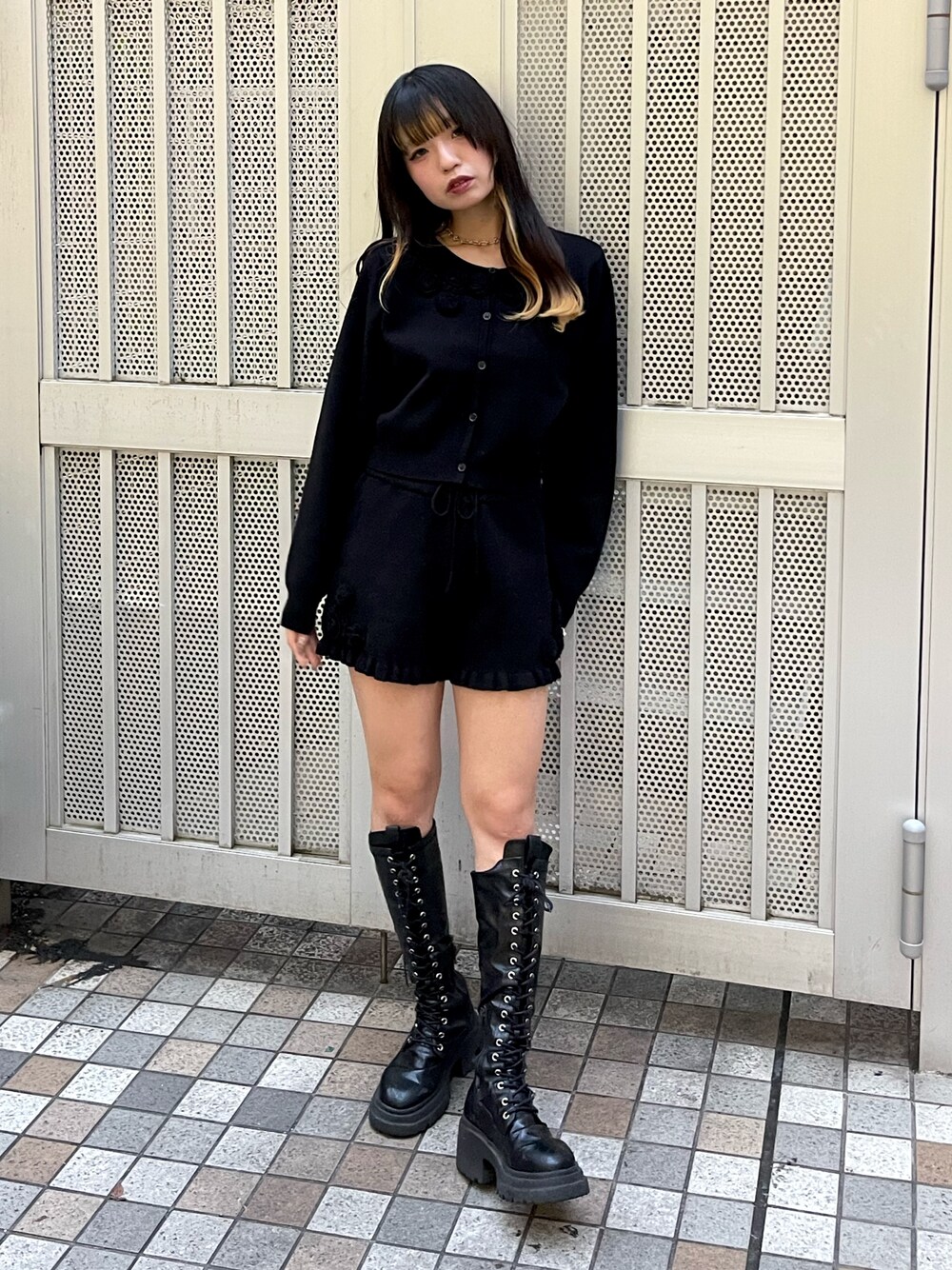 ブラック系のニット/セーター、ブラック系のその他パンツ、シルバー系のチョーカーを着用したレディースの秋コーディネートの1枚目の写真