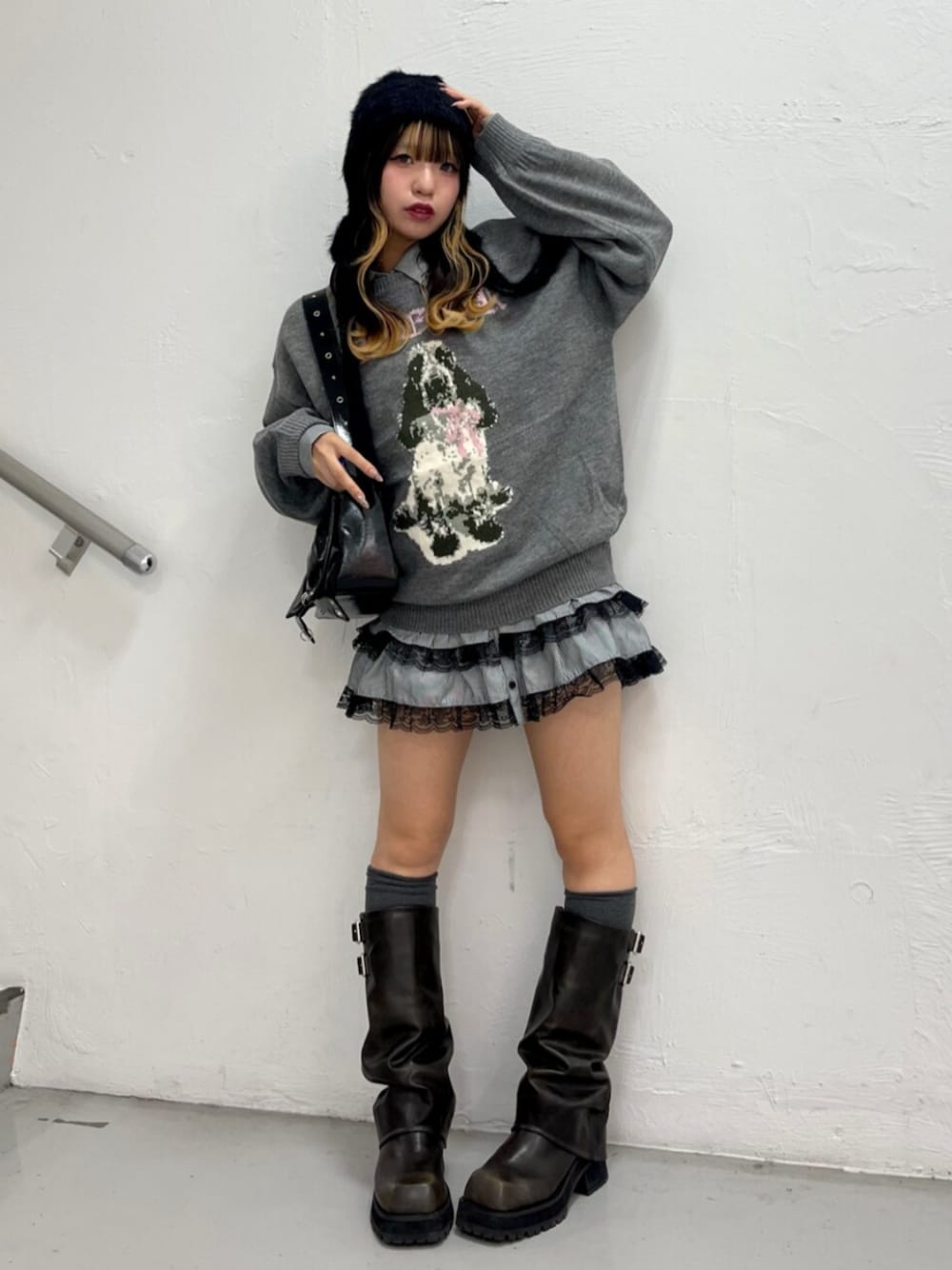 グレー系のニット/セーター、ブラック系のシャツ/ブラウス、ブラック系のブーツを着用したレディースの秋コーディネートの1枚目の写真