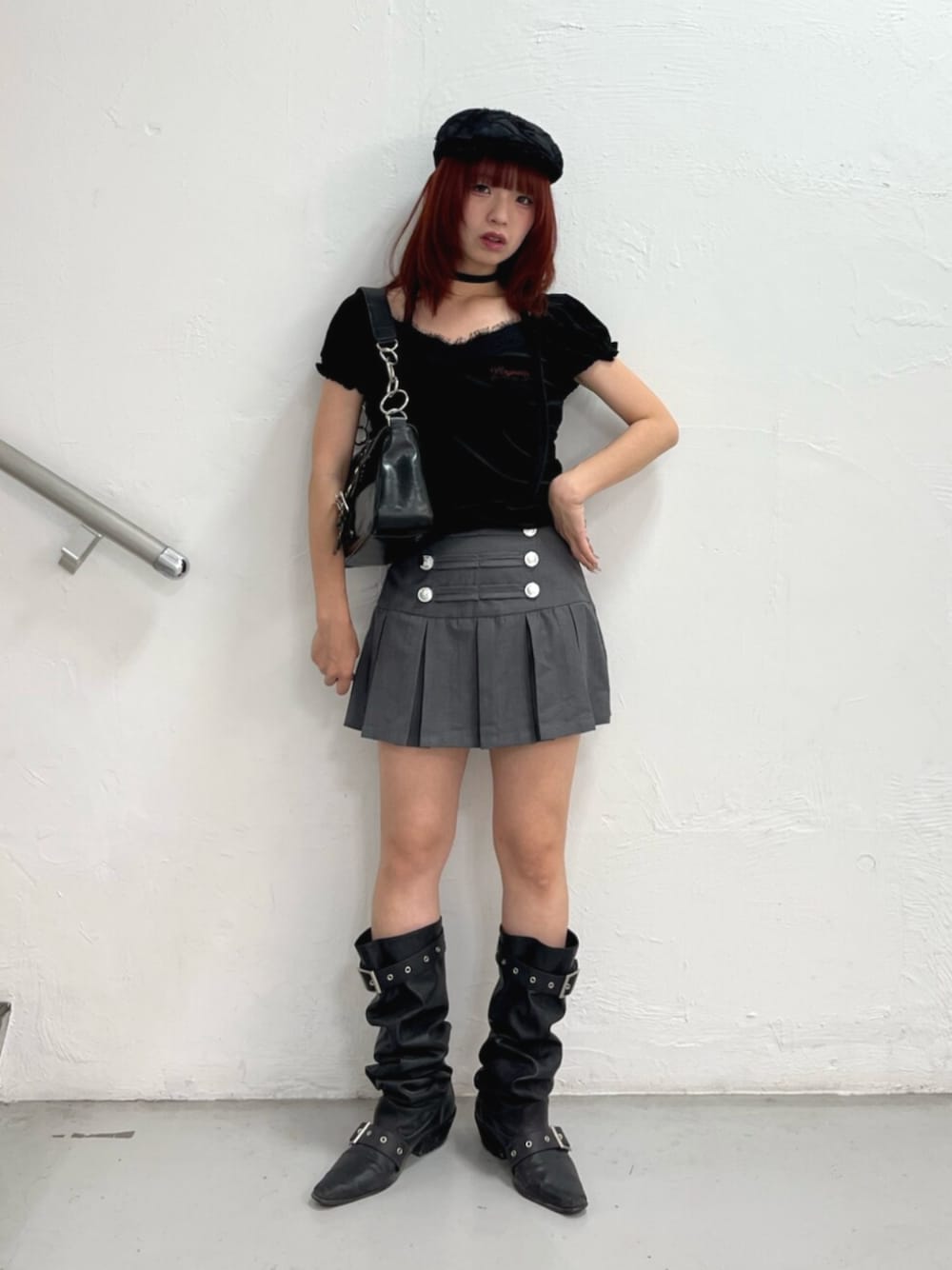 ブラック系のブーツ、ブラック系のハンドバッグ、ブラック系のTシャツ/カットソーを着用したレディースの夏コーディネートの1枚目の写真