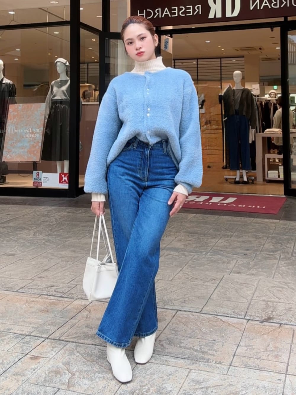 ブルー系のカーディガン/ボレロ、ホワイト系のニット/セーター、ブルー系のデニムパンツを着用したレディースの秋コーディネートの1枚目の写真