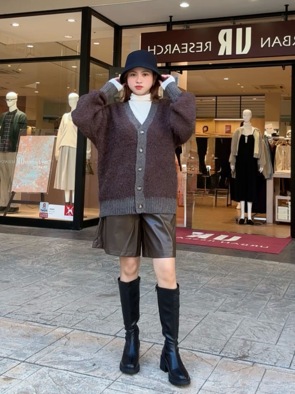 ブラウン系のその他パンツ、ブラウン系のカーディガン/ボレロ、ホワイト系のTシャツ/カットソーを着用したレディースの秋コーディネートの1枚目の写真