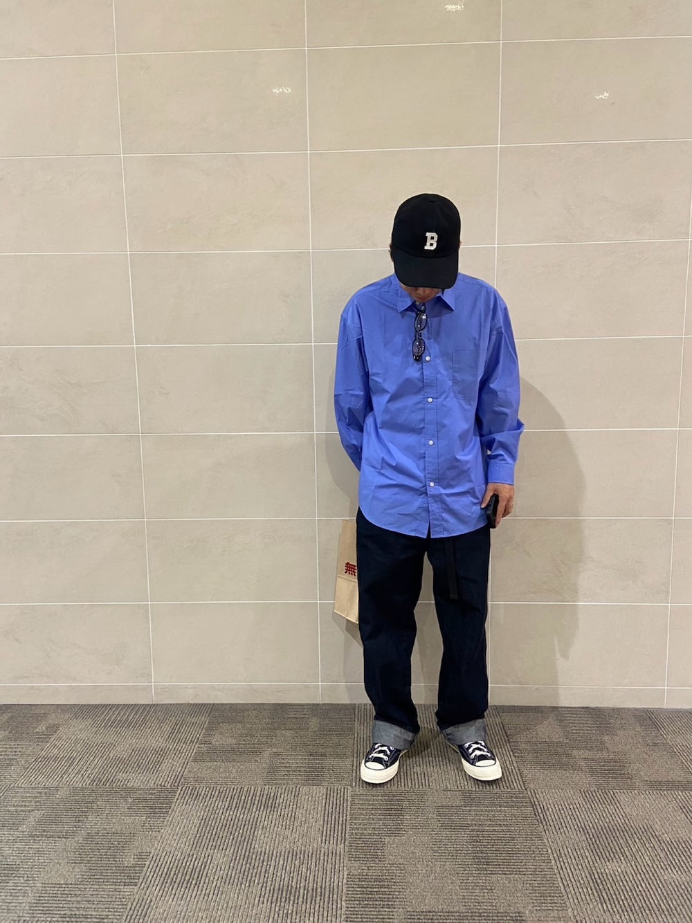 「ブルーシャツ、チャックテイラー、キャップコーデ」｜「FREAK'S STOREのFREAK’S STORE/フリークスストア ロングスリーブ レギュラーカラー シャツ/イージーウェア/リラックスフィット（シャツ/ブラウス、ブルー系）」を使った、ヤキトリさん（メンズ・173cm）の秋コーディネートの1枚目の写真
