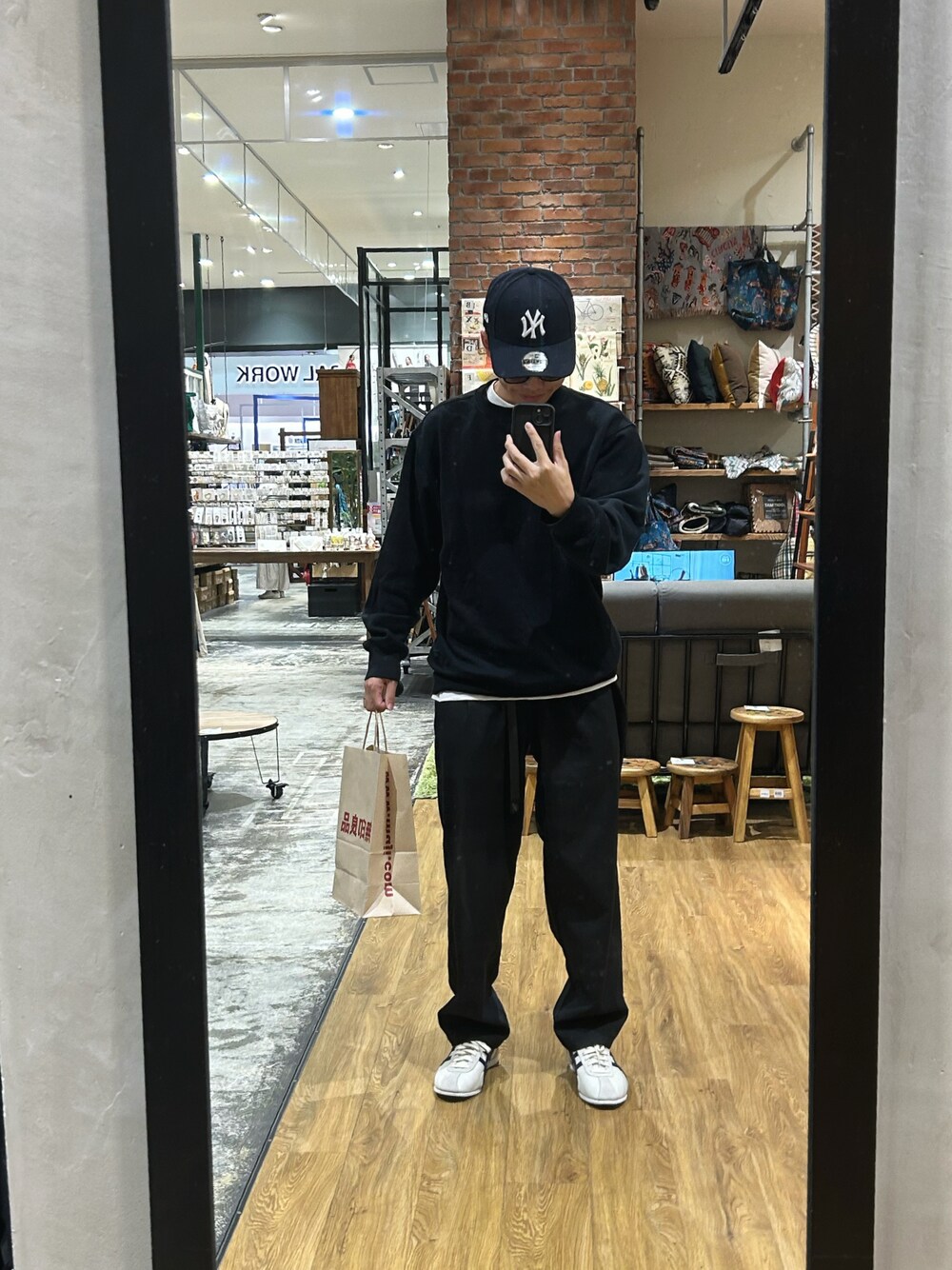 「GramicciのGRAMICCI | 〈別注〉2タックワイドテーパードパンツ MEN（その他パンツ、ブラック系）」を使った、ヤキトリさん（メンズ・173cm）の秋コーディネートの1枚目の写真