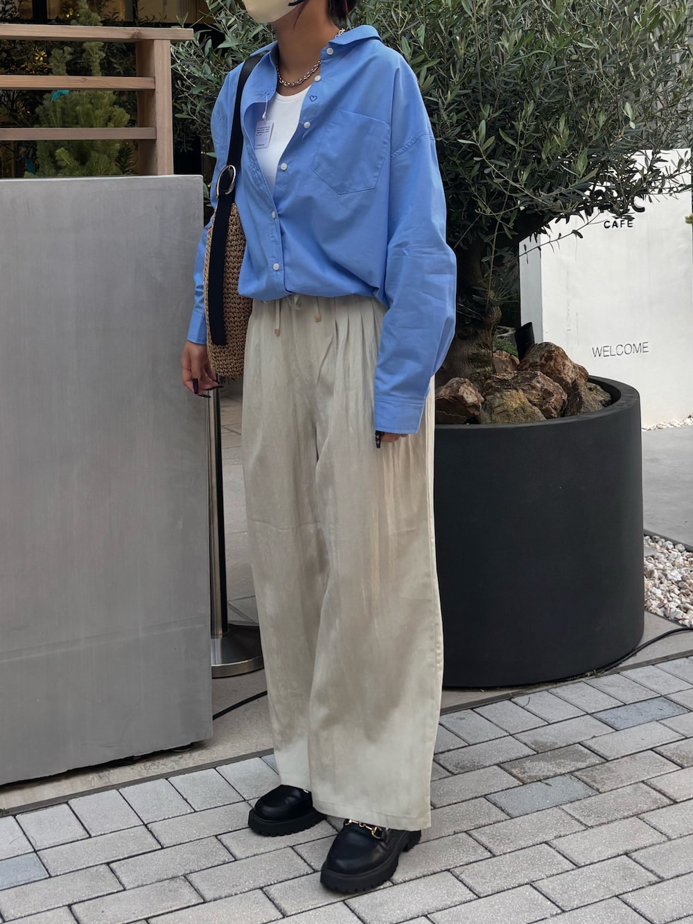 ベージュ系のその他パンツ、ブルー系のシャツ/ブラウスを着用したレディースの春コーディネートの1枚目の写真