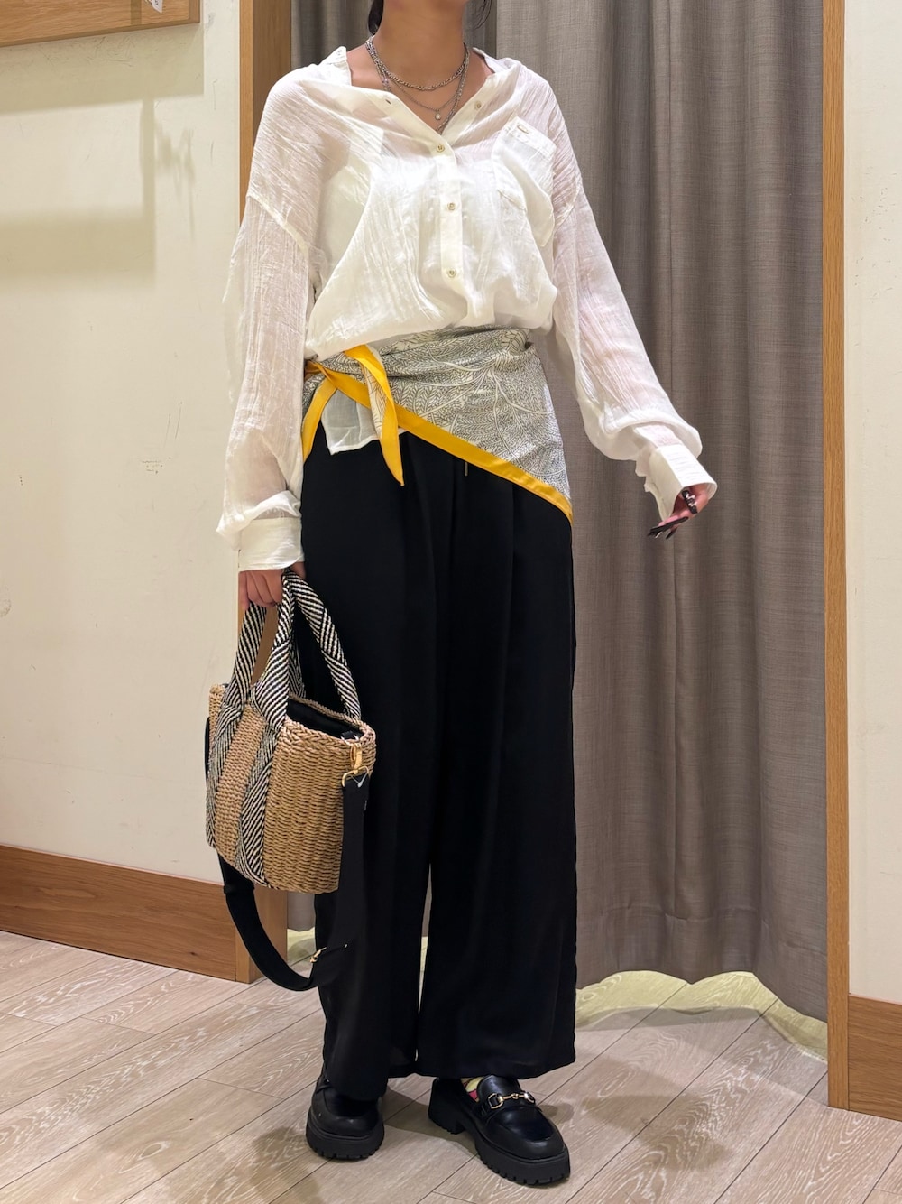ホワイト系のシャツ/ブラウス、ブラック系のその他パンツ、ベージュ系のかごバッグを着用したレディースの春コーディネートの1枚目の写真