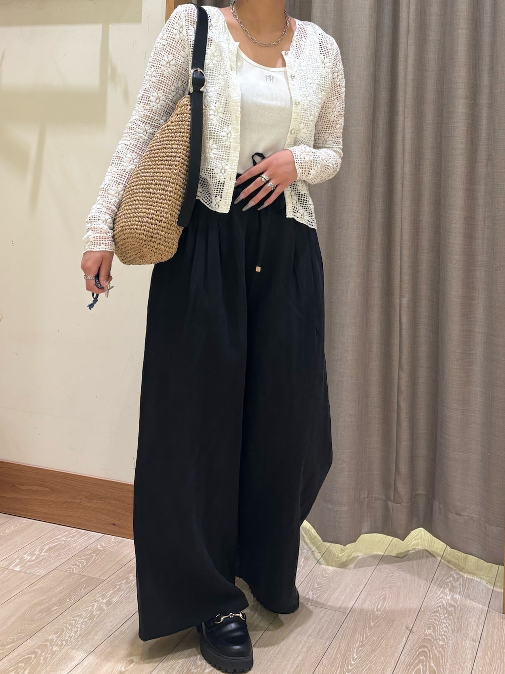 ブルー系のシャツ/ブラウス、ホワイト系のタンクトップ、ベージュ系のその他パンツを着用したレディースの春コーディネートの1枚目の写真