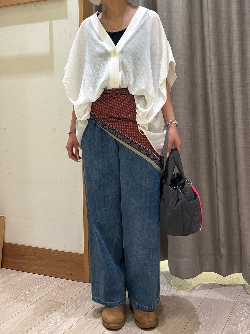 ブラック系のタンクトップ、ホワイト系のシャツ/ブラウス、ブルー系のその他パンツを着用したレディースの夏コーディネートの1枚目の写真