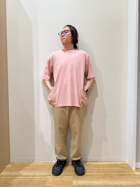 「ITEMS URBANRESEARCH（アイテムズ アーバンリサーチ）のサイドポケットキリカエクルーネックTシャツ（Tシャツ/カットソー、ピンク系）」を使った、YUANさん（メンズ・168cm）の春コーディネート