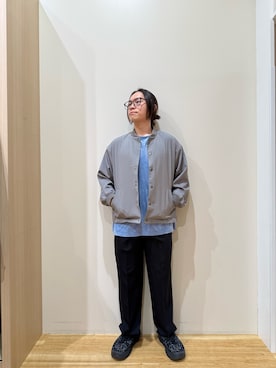 「ITEMS URBANRESEARCH（アイテムズ アーバンリサーチ）の『イージーケア/吸水速乾/接触冷感』高機能ドライタッチスナップブルゾン(楽着シリーズ)（ブルゾン、グレー系）」を使った、YUANさん（メンズ・168cm）の春コーディネート