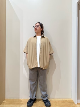 「ITEMS URBANRESEARCH（アイテムズ アーバンリサーチ）の『接触冷感/イージーケア/吸水速乾/撥水/防汚』高機能シアサッカー サイドストレージシャツ(楽着シリーズ)（シャツ/ブラウス、ベージュ系）」を使った、YUANさん（メンズ・168cm）の春コーディネート