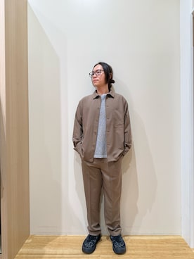 「ITEMS URBANRESEARCH（アイテムズ アーバンリサーチ）の『撥水/防汚/接触冷感』多機能 ウエスト切替 イージーパンツ(楽着シリーズ)（その他パンツ、ベージュ系）」を使った、YUANさん（メンズ・168cm）の春コーディネート