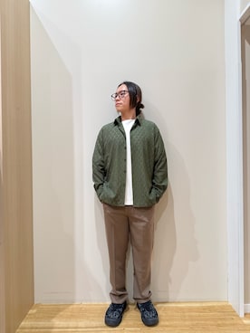 「ITEMS URBANRESEARCH（アイテムズ アーバンリサーチ）のジオメレースレギュラーカラーシャツ（シャツ/ブラウス、グリーン系）」を使った、YUANさん（メンズ・168cm）の春コーディネート