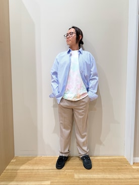 「ITEMS URBANRESEARCH（アイテムズ アーバンリサーチ）の『イージーケア/UVカット』高機能ストライプレギュラーカラーシャツ（シャツ/ブラウス、ブルー系）」を使った、YUANさん（メンズ・168cm）の春コーディネート