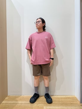 「ITEMS URBANRESEARCH（アイテムズ アーバンリサーチ）のPlantsバックプリント USEDライク Tシャツ（T Shirts、ピンク系）」を使った、YUANさん（メンズ・168cm）の夏コーディネート