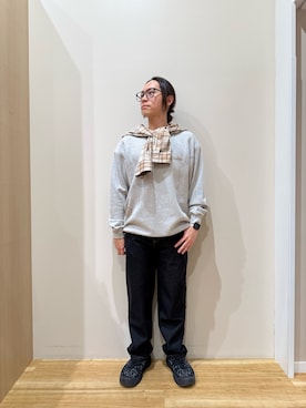 「ITEMS URBANRESEARCH（アイテムズ アーバンリサーチ）のランダムプリント スウェットプルオーバー（スウェット、グレー系）」を使った、YUANさん（メンズ・168cm）の春コーディネート